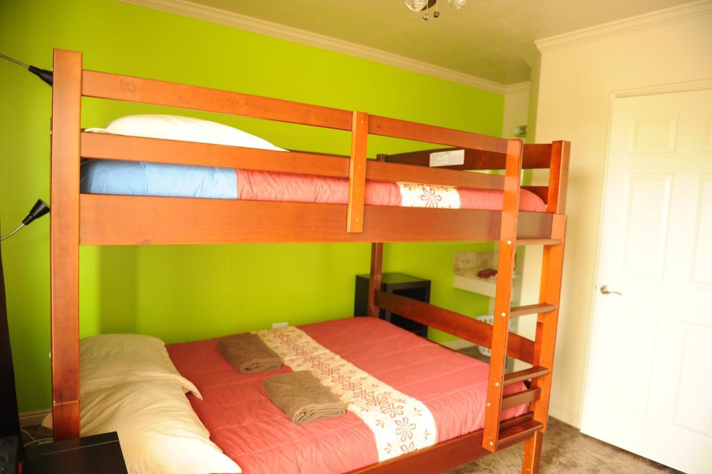 Camelot Inn At Honeyville Habitación foto